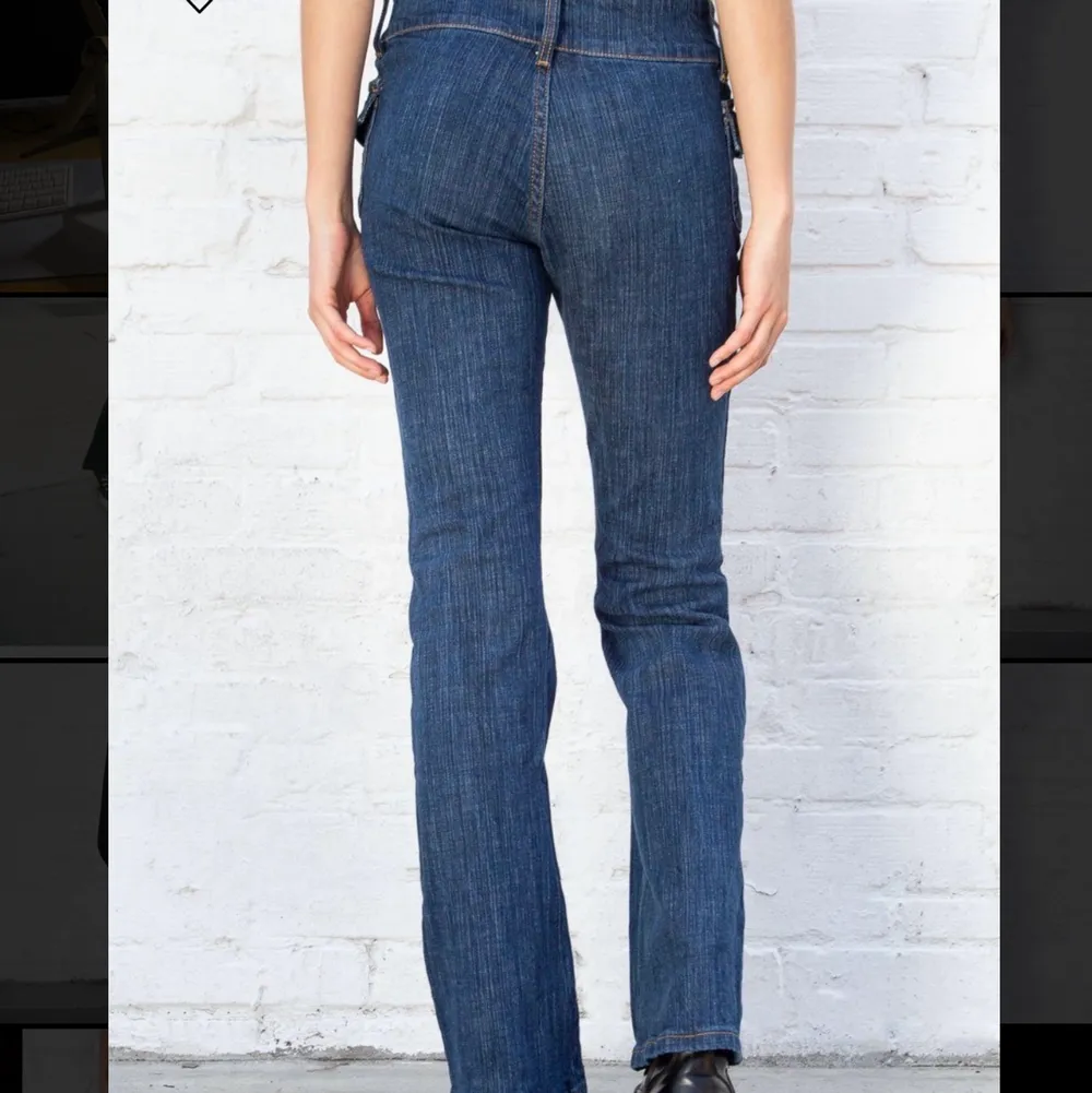 Ett par jättefina jeans från brandy Melville i Agatha modellen, ganska mörk blå färg och de är i storlek S. Tyvärr är dem för små för mig så kan inte ha dem längre💕 Bra skick, använda ett par gånger men inga defekter som jag vet om💕 Pris: 200kr + frakt 66kr. Jeans & Byxor.