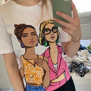 Vit t shirt med coolt tryck från zara - I storlek s, köptes på zara och är helt oanvänd (endast provat på 2 ggr) ☺️ 