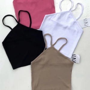 Halter neck zara - Säljer 3 stycken toppar från zara som inte säljs längre! Alla förutom den rosa säljer jag. Antingen 1 för 150kr eller alla 3 för 350kr💕 helt nya