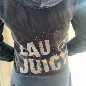 Juicy couture set - Snyggaste Juicy settet! Det är vintage och i den äldre modellen. Byxorna är lågmidjade och i bootcut modell😍Tröjan har rinestones på ryggen och lite på fickorna❤️‍🔥Så fin mörkblå färg💕 Sitter perfekt på mig som är 167 cm!!