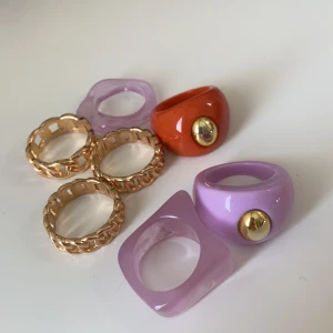 Fina ringar - Säljer dessa ringar i par.  Den första bilden säljer jag 2 för 40 och 1 för 20kr 2an bilden säljer jag alla 3 för 50 kr.   OBS: ringarna är för stora för mig, jag har Xs och S i ringsr och dessa ligger ungefär på L Och M storleken.   Säljer alla för 100kr