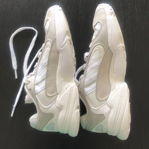 Adidas white sneakers  - Adidas white sneakers. Behövs bara byta ut skosnörena då det blivit lite luddiga efter tvätt maskinen. 38 