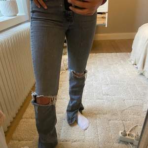 Jätte sköna jeans, lite slitna längst ner men eftersom att byxorna är så långa kan man antingen klippa av eller sy upp( tycker själv det är lite snygg med slitningar). 🤩💕