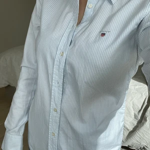 Gant skjorta storlek 34 - Fint skick, sparsamt använd. Blåvitrandig 