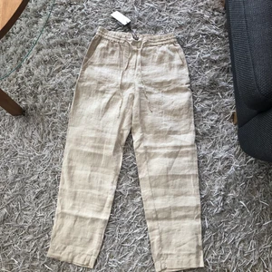 Linnebyxor  - Ett par ljusbeige ankel linnebyxor från Marc O’Polo storlek 32. Säljer pågrund av att jag vill ha längre ben. Aldriga använda och lappen sitter kvar. Originalpris 1399kr. Priset kan diskuteras. Köparen står för frakt.
