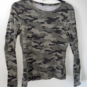 Miltärmönstrad tröja - Bra skick. 