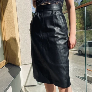 vintage läderkjol, size S/M - En äldre läderkjol i väldigt fint skick! Fick även denna av min mormor men den har inte används då den är lite för stor i min midja. Den har dragkedja bak, coola knappdetaljer och fickor!
