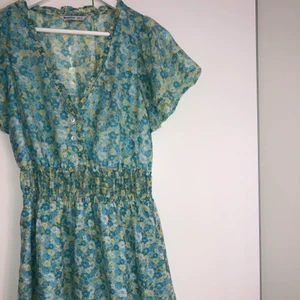 Sommar klänning - Fin sommarklänning! Aldrig använd men så fin. Storlek S💖