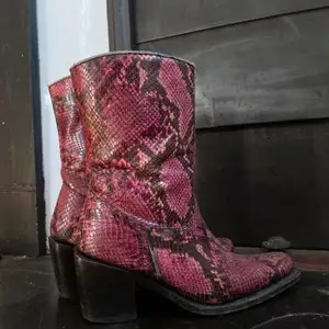 Säljer mina rosa cowboy boots med perfekt klack! Köpta i Paris får märket Loblan. Storlek 40.💗 