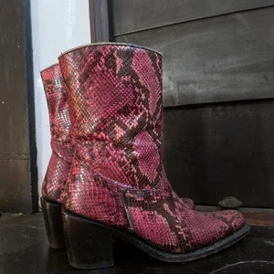 Vintage rosa snake Cowboy boots - Säljer mina rosa cowboy boots med perfekt klack! Köpta i Paris får märket Loblan. Storlek 40.💗 