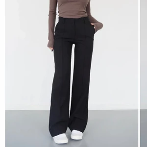 Svarta kostymbyxor  - Säljer mina svarta kostymbyxor från Venderbys. Säljer i storlek xs men de sitter som S. Köpta för några månader sen. NYPRIS 566 kr.En tråd har lossnat där man har bälte men det syns knappt och går att fixa. Lånade bilder