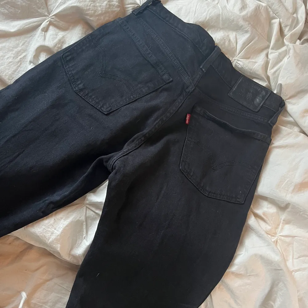Säljer ett par Levis jeans då jag växt ur dem. Väldigt fina i kvaliten🥰. Jeans & Byxor.