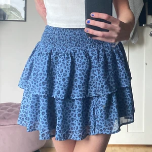 Volangkjol - Superfin och somrig☀️🌺 populär volangkjol från kapphal, passar xs-s, skriv för fler bilder eller frågor🥰