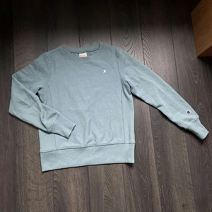 Champion Reverse Weave  - Tja! Säljer denna sweatshirt i strl S, produkten har en liten fläck vid armslutet men annars i bra skick. Hör av dig om du har några funderingar.