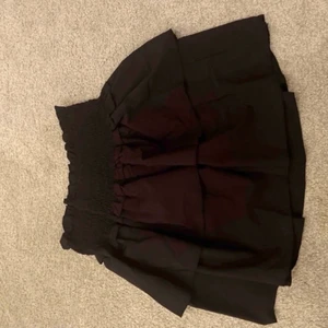 Volangkjol  - Svart oanvänd volangkjol! 