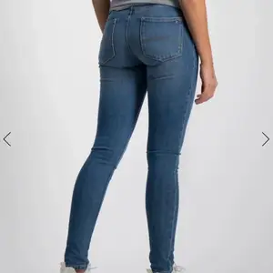 Ett par blåa lägre jeans från Tommy Hilfiger i storlek 176. Bra skick, endast använda någon enstaka gång🥰 