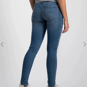 Tommy Hilfiger - Ett par blåa lägre jeans från Tommy Hilfiger i storlek 176. Bra skick, endast använda någon enstaka gång🥰 