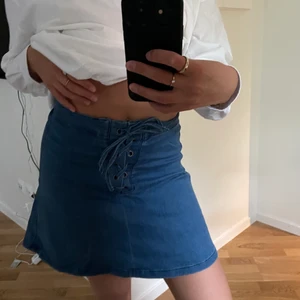 GUESS jeanskjol  - Superfin jeanskjol från GUESS. Står US 26 i den, lite knepig storlek men passar mig som vanligtvis är en S. Mycket stretchigt material så passar säkert närliggande storlekar också! Köparen står för frakt 💙