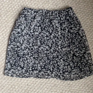 Kjol - Så söt blommig sommarkjol🌺🌺 passar xs, köparen står för frakt💗💗