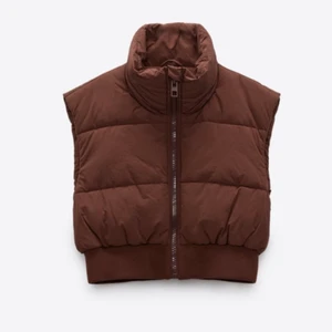 Zara Väst Brun  - Säljer en väst från zara. Den är croppad och i färgen brun super fin. Har användt den en gång och säljer den för den inte kommer till användning köpt för ungefär en vecka sedan. Men har tyvärr inte kvitto eller lapp kvar så kan inte lämna tillbaka. Storlek S/M och köpt för 399kr 