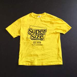 En gul Calvin Klein T-shirt från några år tillbaks. Prima skick. Den är S men lite mer åt M hållet skulle jag säga! Minns ärligt inte ordinarie priset 🤷‍♂️