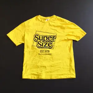 En gul Calvin Klein T-shirt från några år tillbaks. Prima skick. Den är S men lite mer åt M hållet skulle jag säga! Minns ärligt inte ordinarie priset 🤷‍♂️