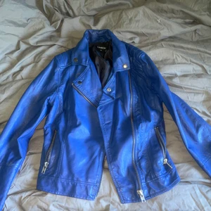 Skinn jacka  - Säljer denna superfina blåa skinnjacka 