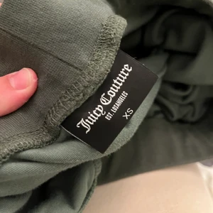 Juicy couture  - Jag säljer mina juicy couture byxor i färgen dark Moss då dom inte längre kommer till användning. Köptes i nypris för 1200 kr, inga slitningar och de säljs inte längre🫶🏼 Kan mötas upp om du bor i Stockholm annars skickar jag och du betalar för frakten