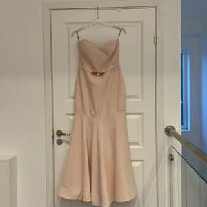 Balklänning  - Rosa, balklänning, rosett i mitten, strapless, med volang.