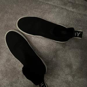 Sneakers från Givenchy, modellen heter ”Givenchy Slip-On Logo Knitted Sock Black Trainers”. Nypris - 5400 kr. Stlk - 39.