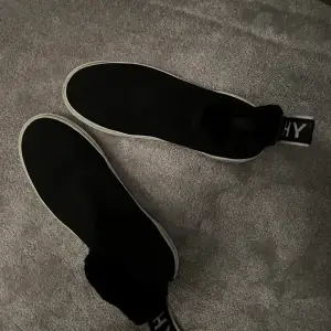 Sneakers från Givenchy, modellen heter ”Givenchy Slip-On Logo Knitted Sock Black Trainers”. Nypris - 5400 kr. Stlk - 39.