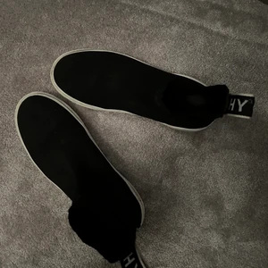 Givenchy sneakers - Sneakers från Givenchy, modellen heter ”Givenchy Slip-On Logo Knitted Sock Black Trainers”. Nypris - 5400 kr. Stlk - 39.