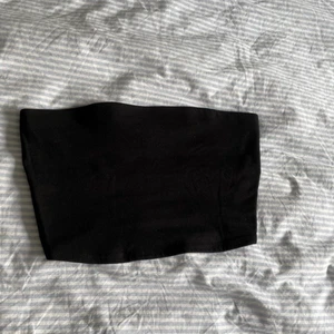 Tubetop  - Säljer 2st tubtops och en halterneck top. Alla är i storlek S.