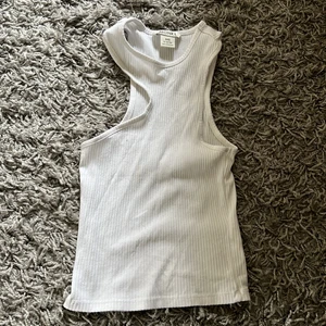Monkl topp - En vit monkl topp som är använd ungefär 4 gånger storlek xxs, då den inte passar mig längre, pris och frakt kan diskuteras 💕 köpte den för 200kr💕