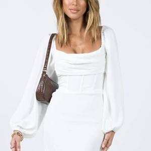 Lillie long sleeve mini white dress - Helt ny klänning från prinsess polly, perfekt för studenten! Storleken är US 4 är som en EU 34-36               Frak 66 kr står köparen för! 