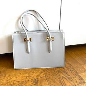 Superfin stilren ljusgrå handväska ifrån hm. Axelband finns (se bild). 