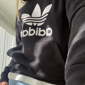 Adidas hoodie - Svart hoodie från Adidas. Skitsnygg passform! Kommer ej till användning längre❤️