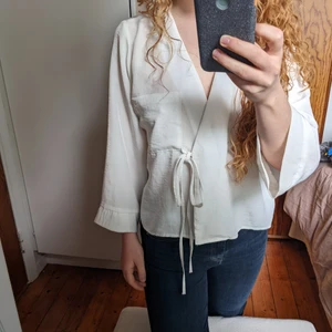Topshop cream kimono style shirt skjorta - Beautiful shirt, I always get compliments when I have worn this. Really stylish shirt I think. In great condition 🙂