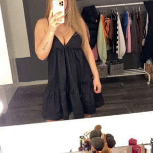 Klänning zara - Säljer denna fina klänning från Zara, enbart använd en gång då den inte passar mig mer och därmed säljer denna klänning❤️ klänningen är i storlek M men skulle säga att den är mer åt storlek S, klänningen är populär och slutsåld på hemsidan