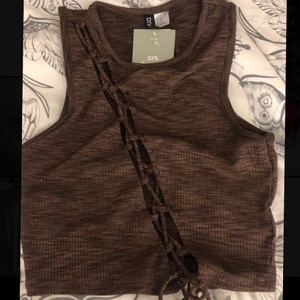 H&M linne Xs - Helt nytt linne från H&M köpt för 149kr säljes för 100kr    Testad 1 gång, kom privat om du vill ha en bättre bild.         Köparen står för frakten🥰