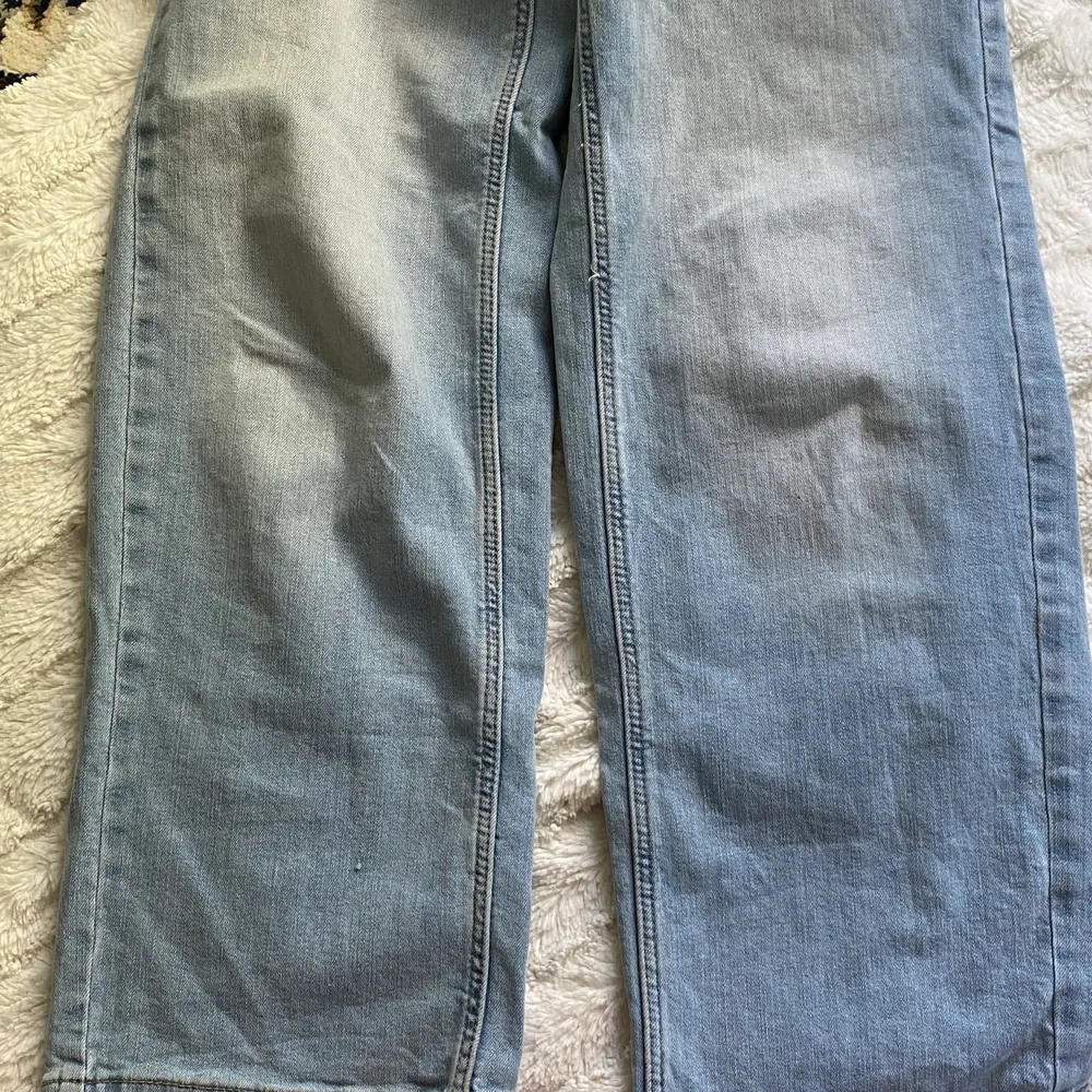 Blåa baggy jeans, jättesnygga. Köparen står för frakt. Storleken är 152 men passar som xs också . Jeans & Byxor.
