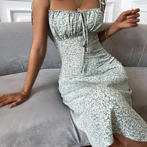 Sommarklänning  - Fin klänning från shein, aldrig använd. Priset på shein är 149kr. Bra i storlek och ser ut exakt som på bilden. 