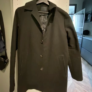 Kappa från ASOS svart  - Oanvänd svarta kappa och man kan ha den på hösten eller vår riktig fin. 