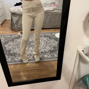 Zara jeans  - Skit snygga beiga zara jeans med slit, storlek 32 men passar även 34! Aldrig använda 