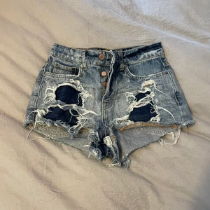 Jeansshorts - Snygga jeansshorts med en lite ”sliten” look som tyvärr har blivit för små. Har du funderingar är det bara att höra av sig☺️