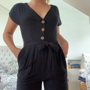 🖤Svart jumpsuit🖤 - En svart jumpsuit (OBS! Den är långbent - fick inte plats på bild). Märket är Abercrombie&Fitch och säljer då den har blivit för liten för mig!