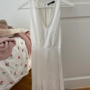 🤍Vit sommarklänning🤍 - Säljer en klänning från Tiger of Sweden i storlek 32. Har använts en gång. Står inte för frakt🤍