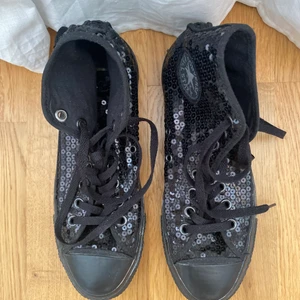 Converse  - Converse skor med paljetter, riktigt snygga strlk 39,5🫶 Sparsamt använda så fint skick, SÅ bekväma