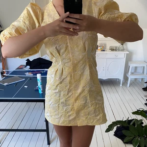 Klänning - Såå fin gul klänning från gina