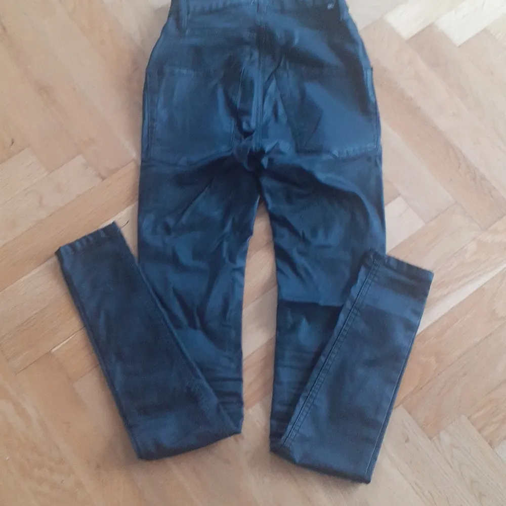 Skinn byxa stl XS Aldrig använda  Slim modell Långa ben. Jeans & Byxor.